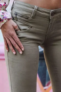 Jean FREEMAN T.PORTER ALEXA CROPPED Magic Color Olivine -Promos Femme T-Shirt Magasin freeman porter 23039 4